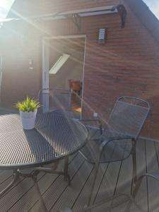 a patio with a table and chairs and a brick wall at Ferienwohnungen Dümmersee - Haus Dümmerland - Wohnung 4 in Hüde