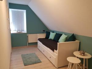a small bedroom with a bed and a window at Ferienkate am Deich in Friedrichskoog