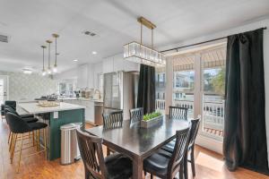een keuken en eetkamer met een tafel en stoelen bij The Beverly in Destin