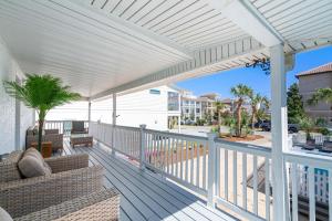een witte pergola op een terras met twee banken bij The Beverly in Destin