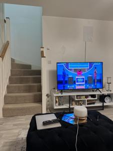 TV a/nebo společenská místnost v ubytování Modern En-suite Private Room Near Leicester Stadium & City Centre