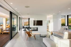 TV a/nebo společenská místnost v ubytování Fotini Designers Residence