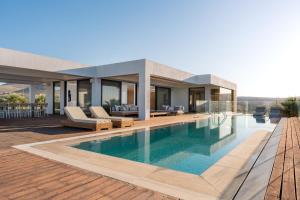 Bazén v ubytování Fotini Designers Residence nebo v jeho okolí