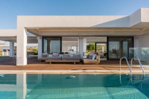 Bazén v ubytování Fotini Designers Residence nebo v jeho okolí