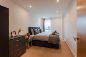 Postel nebo postele na pokoji v ubytování K Suites - Rivington Apartments