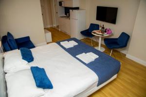 TV a/nebo společenská místnost v ubytování Beautiful apartments near the sea - ORBI CITY N8