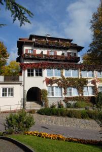 un gran edificio con balcones en un lateral en Hotel Dolomiten, en Collalbo