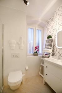bagno bianco con servizi igienici e lavandino di Magic Rooms Split a Spalato (Split)