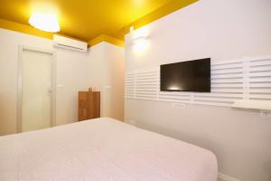 una camera con letto e TV a schermo piatto di Magic Rooms Split a Spalato (Split)