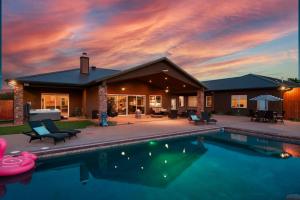 una casa con piscina delante de una casa en Dive Into Adventure Large Luxury Family Home in Kanab Pool Slide and Hot Tub, en Kanab