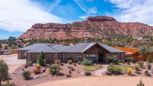 una casa con una montaña al fondo en Dive Into Adventure Large Luxury Family Home in Kanab Pool Slide and Hot Tub, en Kanab