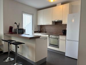 佩皮尼昂Superbe Appartement T3 Centre ville de Perpignan的厨房配有白色橱柜和白色冰箱