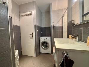 佩皮尼昂Superbe Appartement T3 Centre ville de Perpignan的配有洗衣机和水槽的浴室 更多2张照片