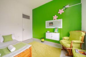 Postel nebo postele na pokoji v ubytování Fully Automated Eco House
