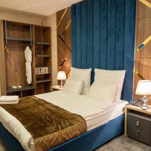 Ένα ή περισσότερα κρεβάτια σε δωμάτιο στο Piano Suites Baku +10 φωτογραφίες