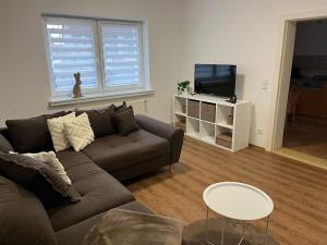 a living room with a couch and a tv at Trebelsee Monteurwohnung und Fewo in Ketzin