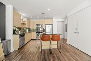 Η κουζίνα ή μικρή κουζίνα στο Modern Downtown City View High-Rise with Balcony, Gym, Pool, Free Parking 7th Floor