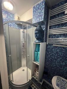 a bathroom with a shower and a statue of a head at Studio haut de gamme in Marcq-en-Baroeul