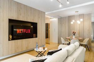 Et tv og/eller underholdning på Lumina premium apartments with parking Manufactura