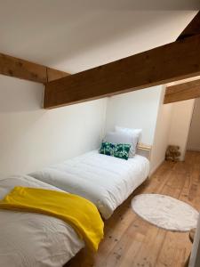 1 dormitorio con 2 camas y manta amarilla en Maison Goya Arlésienne, en Arles