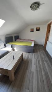 a small room with a bed and a coffee table at Ferienwohnung in Wesel