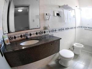 Vonios kambarys apgyvendinimo įstaigoje Village Hotel