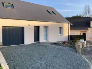 Grandchamp-des-FontainesにあるMaison 3 pièces - plain pied - 2 chambres lits Queen Size avec wifiの白屋