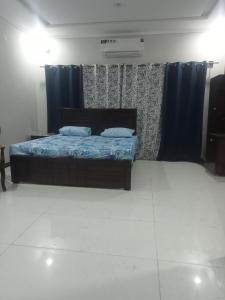 Ένα ή περισσότερα κρεβάτια σε δωμάτιο στο CH Rayzm Family Guest house