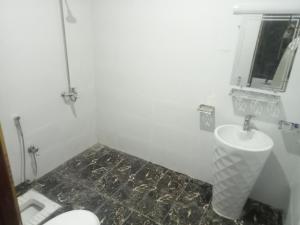 Ένα μπάνιο στο CH Rayzm Family Guest house