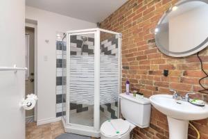 Un baño con lavabo, inodoro y espejo. en Fox Aparthotel Palais Des Congres IV, en Montreal 9 fotos más