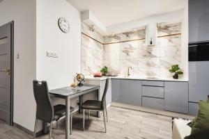 Kuchnia lub aneks kuchenny w obiekcie Lumina cozy apartments Manufaktura