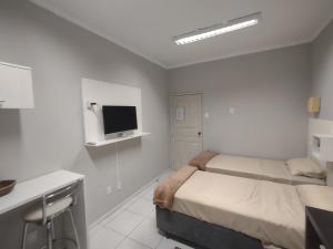 Ένα ή περισσότερα κρεβάτια σε δωμάτιο στο AptoStudio centro Floripa 104