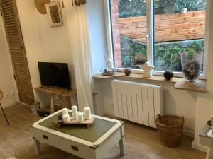 パンポルにあるLa maison de Patyのテーブルと窓のあるリビングルーム