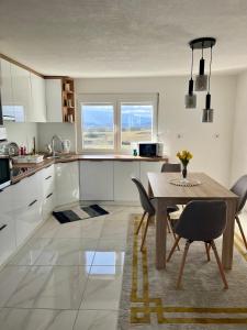 Η κουζίνα ή μικρή κουζίνα στο Apartman Stari Grad