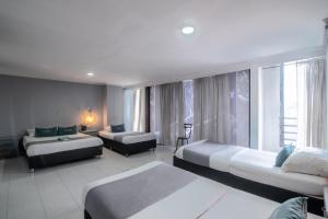 Voodi või voodid majutusasutuse Hotel Elegant Suite toas +37 fotot