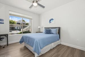 una camera da letto con un letto e una finestra di Pure Suites Glendale Furnished Two Bed Pool Gym a Glendale Altre 27 foto