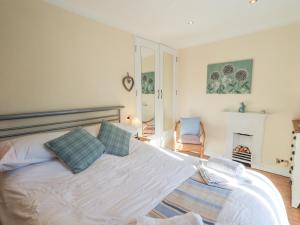 Una cama o camas en una habitación de Two Tweenways