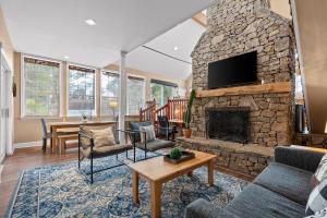 Χώρος καθιστικού στο Quail Run Farm Pool Home
