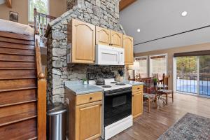 Η κουζίνα ή μικρή κουζίνα στο Quail Run Farm Pool Home