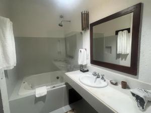 Bilik mandi di Hotel Maitei