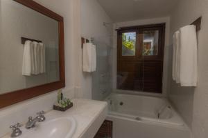 Bilik mandi di Hotel Maitei