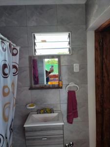 een badkamer met een wastafel en een spiegel bij Casa quinta La Ruchi in San Andrés de Giles