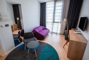 Televízia a/alebo spoločenská miestnosť v ubytovaní Hotel Academia
