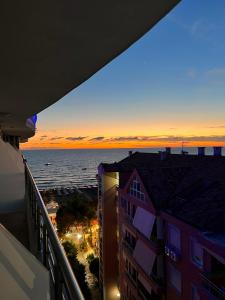 un balcone con vista sull'oceano. di The Wish Houses a Golem