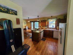 Η κουζίνα ή μικρή κουζίνα στο Entire Rustic Farmhouse minutes from Jay Peak +16 φωτογραφίες