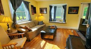 Χώρος καθιστικού στο Entire Rustic Farmhouse minutes from Jay Peak