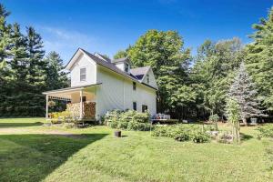 Κήπος έξω από το Entire Rustic Farmhouse minutes from Jay Peak