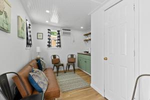 Χώρος καθιστικού στο Quail Run Farm- Rustic Tiny Home 2