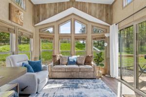 Uma área de estar em Quail Run Farm- Rustic Tiny Home 3