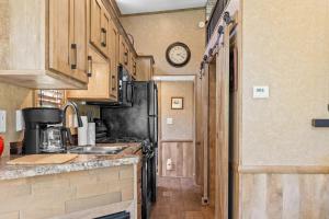 A cozinha ou kitchenette de Quail Run Farm- Rustic Tiny Home 3